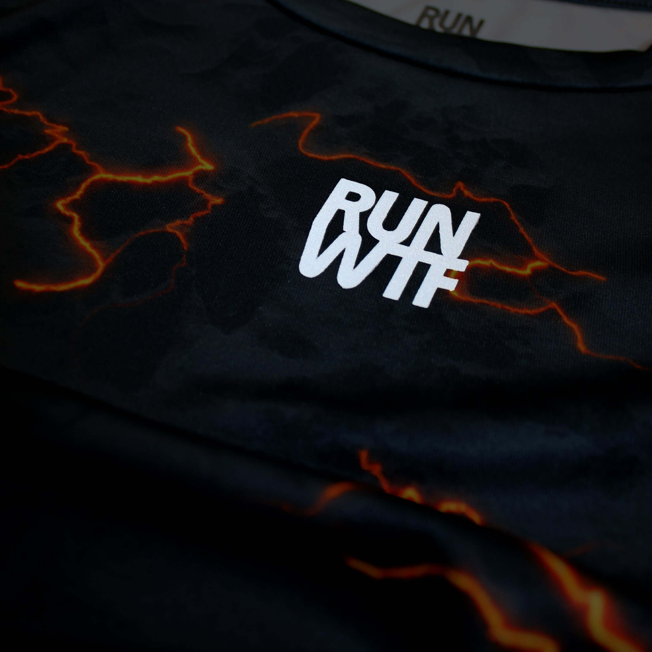 Running Longsleeve for training or racing in cold condition. Lightweight and moisture-wicking made from Recycling Polyester.
