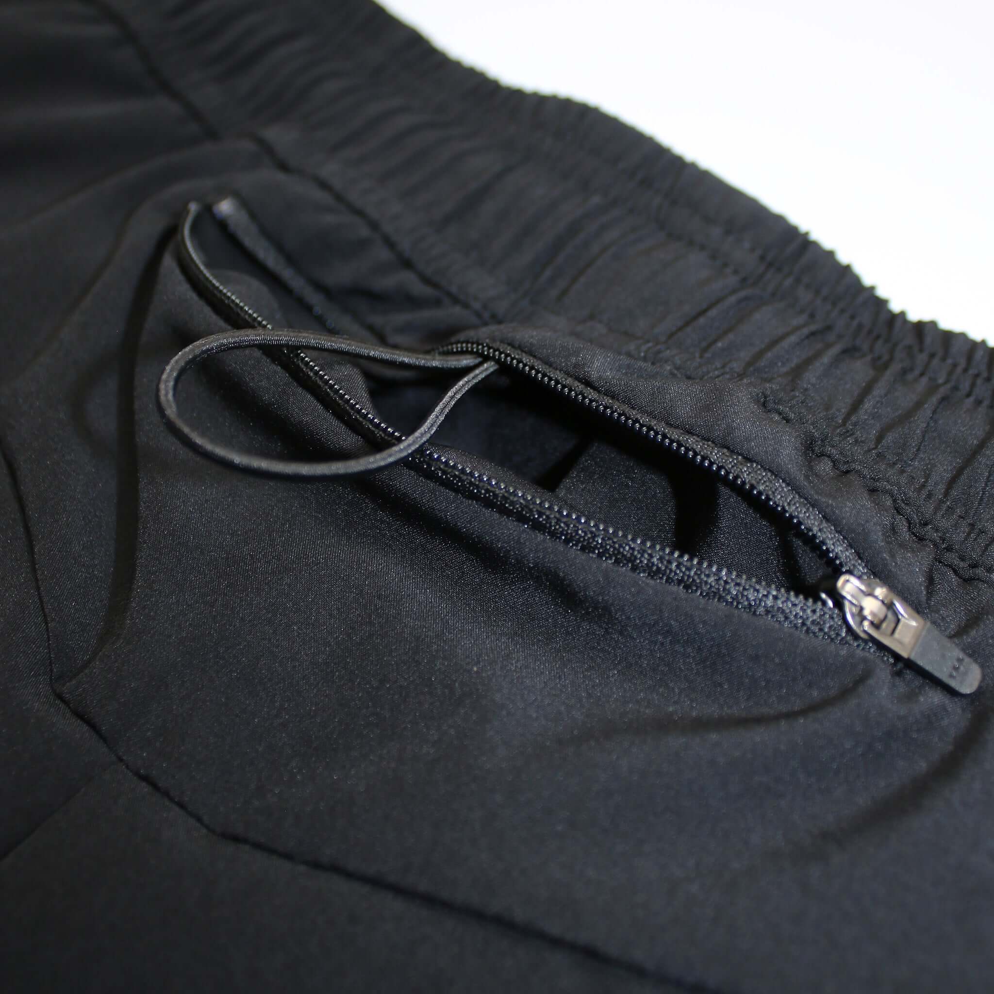 RUN WTF Performance Running pants for training and competition. Ultralight and with wind- and waterrepellent upper. Adapts to the weather conditions.