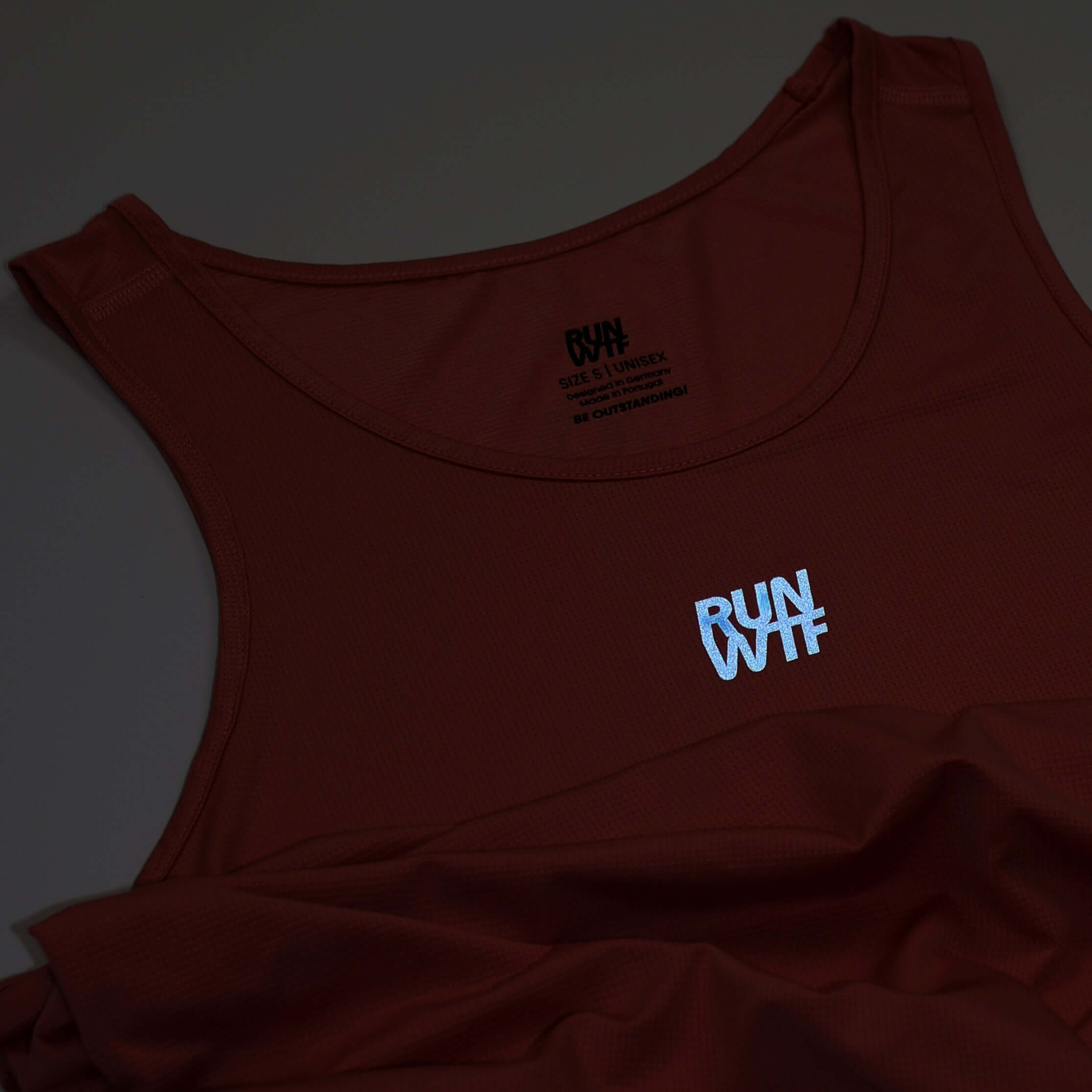 RUN WTF Running Apparel steht für hochwertige und nachhaltige Laufbekleidung aus Deutschland. Lauf Tanktop für Frauen und Männer, schnelltrocknend und mit reflektierenden Prints für mehr Sicherheit.